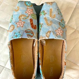 Toms baby blue glitter sugar cookies print with faux shearling flats.  Size 8.